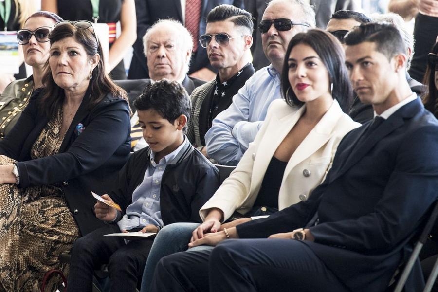 Cristiano Ronaldo, Georgina Rodriguez și Dolores Aveiro. Între cele două femei, fiul lui Cristiano, Cristiano Ronaldo jr. // foto: Imago Scandal în paradis! Mama lui Cristiano Ronaldo se opune căsătoriei cu Georgina Rodriguez: „Vrea doar bani!”