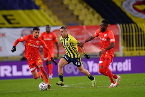 Daniel Avramovski (stânga, numărul 96)