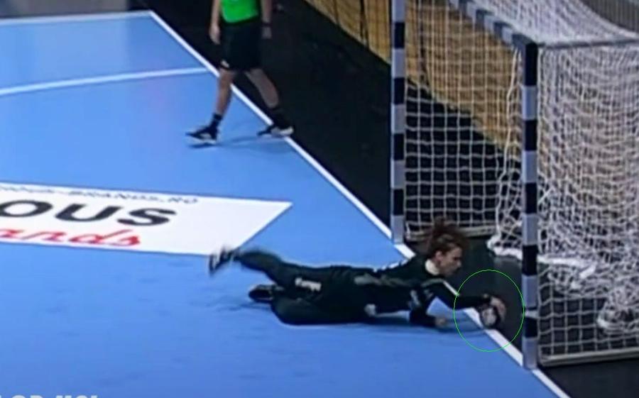 FOTO: Captură @TVR 1 Gafă uluitoare a arbitrilor în SCM Rm. Vâlcea - CSM București » Au validat golul victoriei în ultima secundă, deși mingea n-a depășit linia porții!