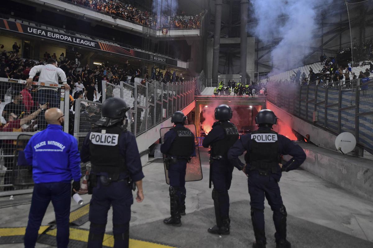 Marseille - Galatasaray, întrerupt în finalul primei reprize » Cicâldău și Moruțan, martori la haosul de pe Velodrome!