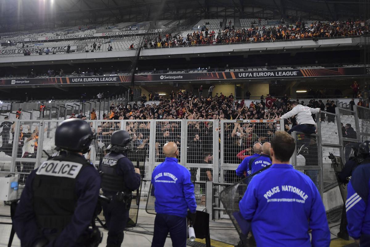 Marseille - Galatasaray, întrerupt în finalul primei reprize » Cicâldău și Moruțan, martori la haosul de pe Velodrome!