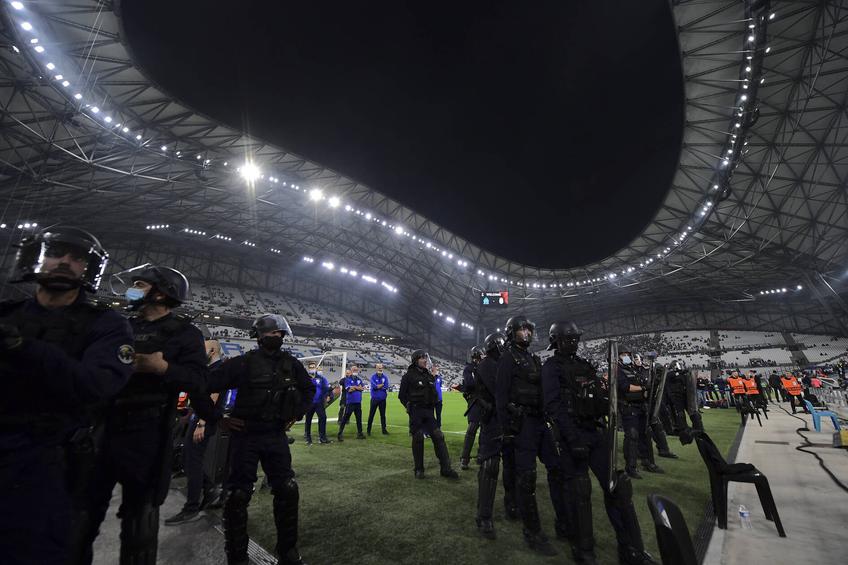 Partida dintre Marseille și Galatasaray, din grupa E de Europa League, a fost întreruptă timp de 5 minute în finalul primei reprize, la scorul de 0-0, din cauza torțelor aruncate de fanii turci.