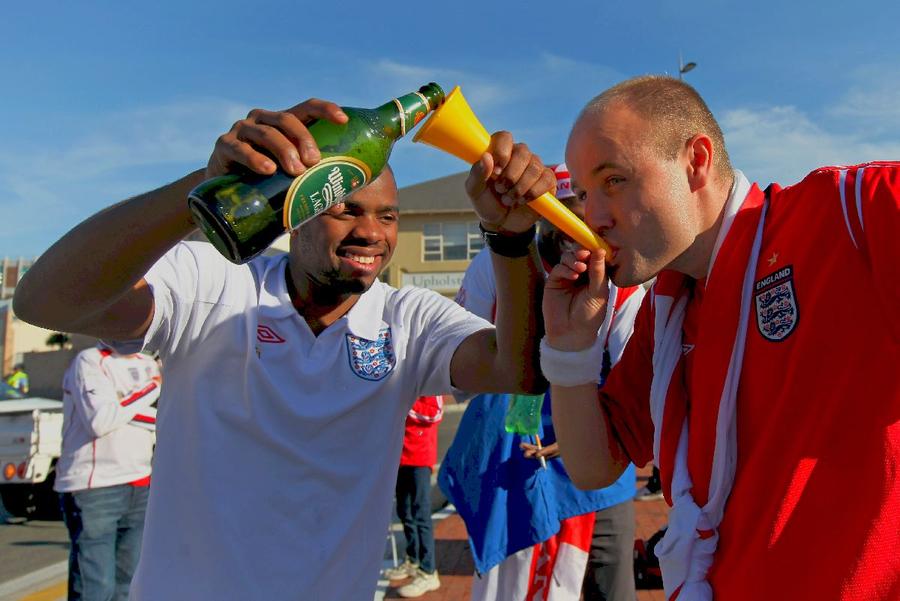 Interzis la îmbrățișat femei, atenție cum mănânci, fără alcool și droguri » Reguli stricte pentru fani la Mondialul din Qatar