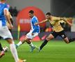 Fază complicată în Universitatea Craiova - FC Voluntari » Oltenii au cerut penalty, Istvan Kovacs ratase momentul! Decizia luată după intervenția VAR