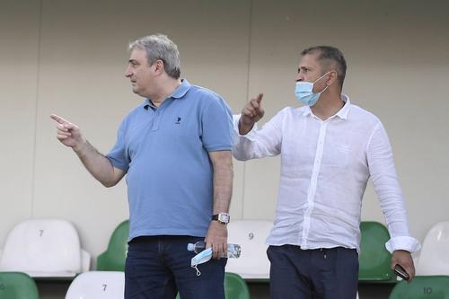 Mihai Stoichiță, directorul Comisiei Tehnice din cadrul FRF, a fost contrat de jurnalistul Cristian Geambașu, în momentul în care anunța că selecționerul Edi Iordănescu a fost confirmat în funcție cu unanimitate de voturi.