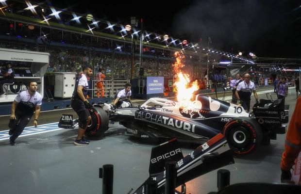 Monopostul lui Pierre Gasly a luat foc din senin în Singapore! Panică în zona boxelor