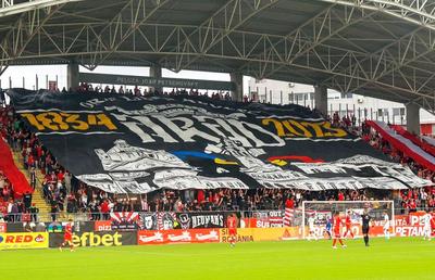Protest în Superligă, fanii au sărit la antrenor: „Ai făcut cea mai slabă echipă din campionat!” » Tehnicianul le-a răspuns: „Ce vreți, bă?”