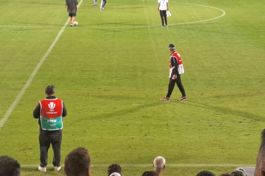 10 detalii care nu s-au văzut la TV la Oțelul - Dinamo. Cine s-a rugat cel mai mult + Gazonul i-a pus probleme unui dinamovist