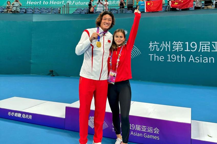 Julia Moldovan și Zhizhen Zhang, cu medalia de aur de la Jocurile Asiatice