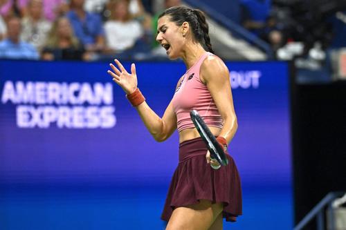Sorana Cîrstea (33 de ani, numărul 26 WTA) a fost eliminată de croata Petra Martic (32 de ani, numărul 49 WTA) în primul tur al turneului de la Beijing, scor 2-6, 6-2, 6-7 (3), la finalul unui meci care a durat două ore și 29 de minute.