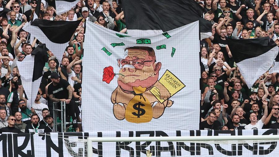 Suporterii lui M'gladbach au afișat în tribună un porc cu chipul lui Max Eberl care aleargă după bani! Foto: Imago Șoc în Bundesliga! Și-a dat afară directorul sportiv pentru că „flirta” cu Bayern » Acum are drum liber spre campioana Germaniei