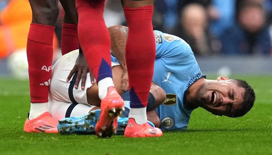 Grimasa și ulrletul de durere ale lui Rodri, după ce și-ar rupt ligamentele încrucișate în Man. City - Arsenal 1-1 / Foto: Imago Chinurile și războaiele milionarilor din fotbal