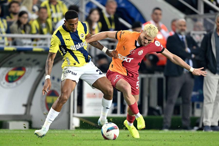 Baris Alper Yilmaz (Galatasaray), aici într-un duel din derbyul cu Fenerbahce, a bifat 70 de meciuri în sezonul trecut și nu se mai plânge / Foto: Imago Chinurile și războaiele milionarilor din fotbal