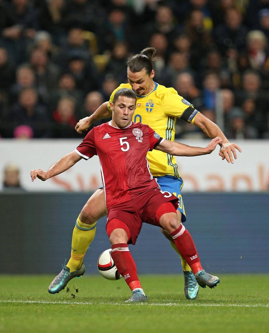 Riza Durmisi în duel cu Zlatan Ibrahimovic / Foto: Imago Images Un fost jucător al lui Lazio și Betis Sevilla, pe lista lui Dinamo