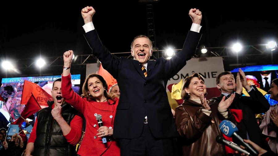 Mircea Geoană s-a bucurat prea devreme în decembrie 2009, după ce exit-poll-urile îl dădeau câștigător în fața lui Traian Băsescu FOTO: Libertatea De la Vântu la „Mihaela, dragostea mea” » MIRCEA GEOANĂ, față în față cu Ovidiu Ioanițoaia, într-un dialog necenzurat: „Toată ziua e o discuție și un scandal. De ce bagă primăria bani în sport?”