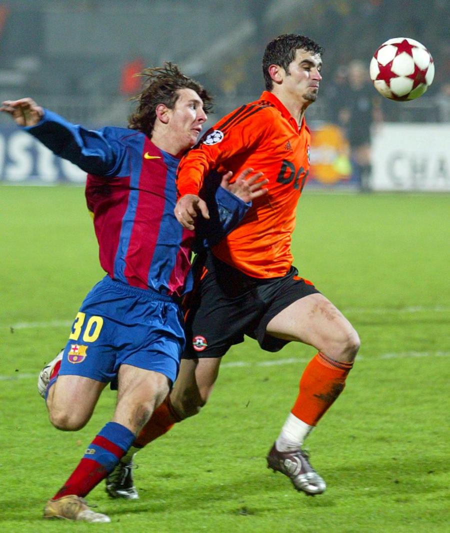 Cosmin Bărcăuan în duel pentru balon cu Leo Messi într-un meci Șahtior - Barcelona în grupele Champions League A fost rivalul roș-albaștrilor și colegul lui Elias Charalambous la PAOK: „Îi mănâncă pe steliști de pe tunel!”