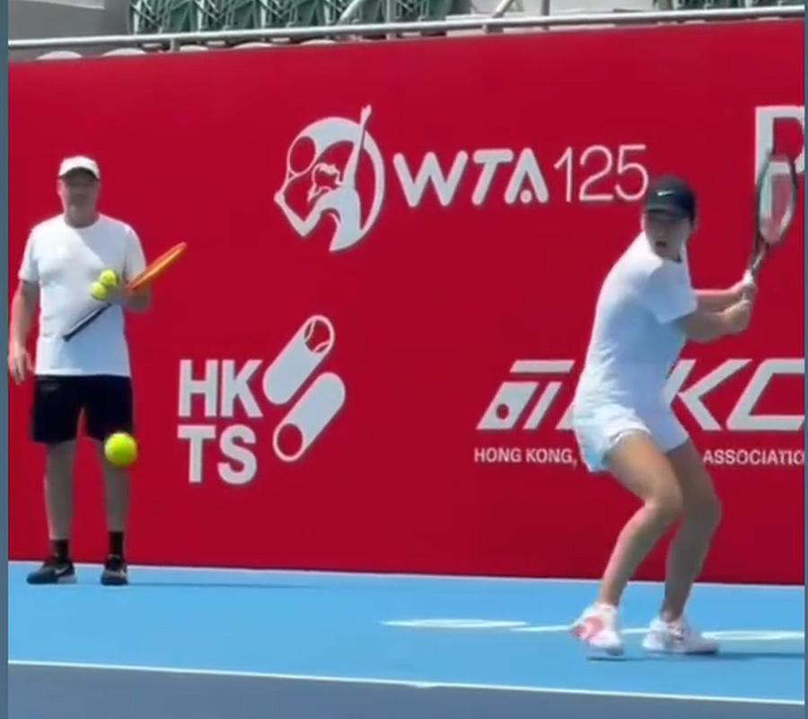 Simona Halep, antrenament la Hong Kong Simona Halep a aterizat în Hong Kong: „Sunt gata!” » Primele imagini de la antrenament
