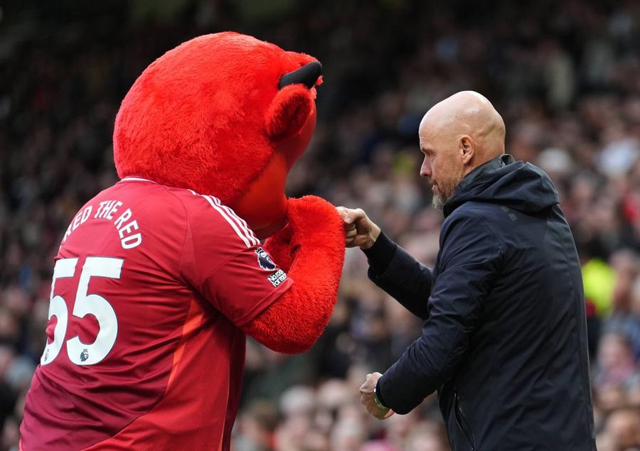 Care dintre cei doi din imagine este managerul și care mascota lui Manchester United? / Foto: Imago Toată presa îl vrea „afară” pe Ten Hag! Daily Mirror: „Nota ZERO din 10!”. The Sun: „Chester van United!”
