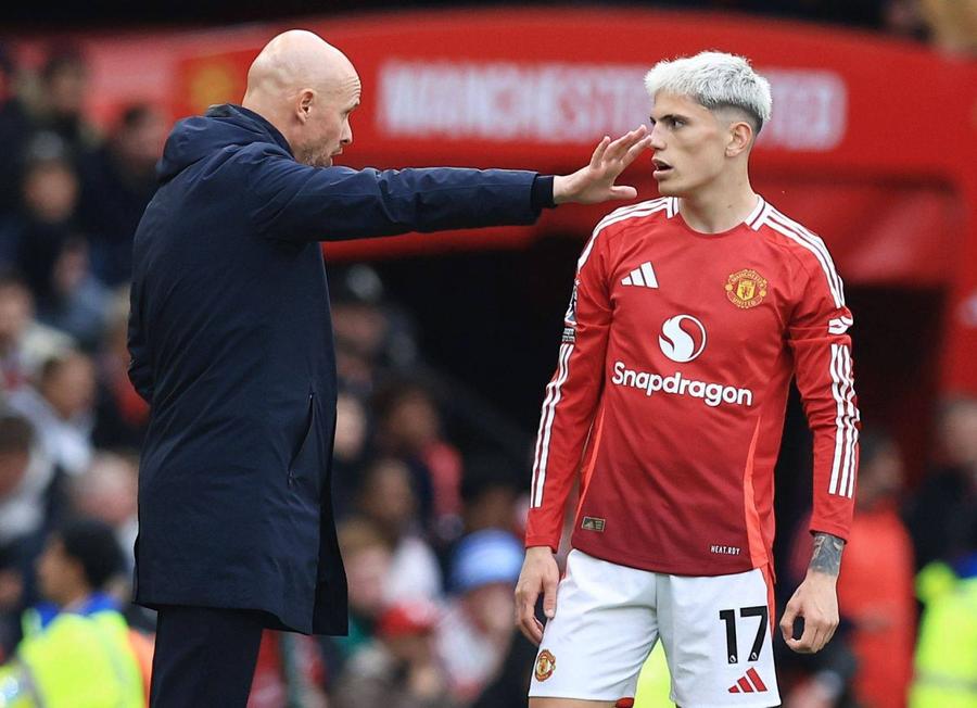 Managerul batav Erik ten Hag nu pare să-l facă să priceapă ceva nici pe Alejandro Garnacho / Foto: Imago Toată presa îl vrea „afară” pe Ten Hag! Daily Mirror: „Nota ZERO din 10!”. The Sun: „Chester van United!”