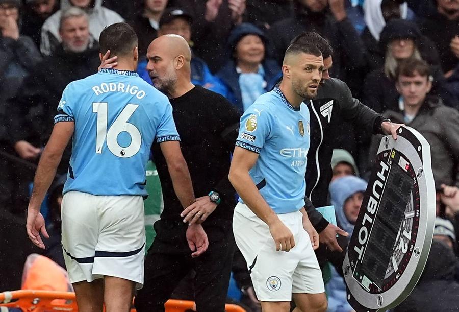 Consolare între bogați. Managerul Pep Guardiola și-a pierdut „balanța” de la mijlocul lui Manchester City / Foto: Imago Chinurile și războaiele milionarilor din fotbal