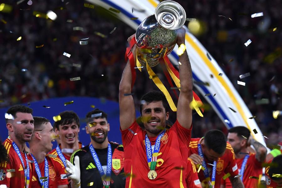 Rodri ridicând trofeul EURO 2024, după finala câștigată în iulie 2024 pe Wembley / Foto: Imago Images Chinurile și războaiele milionarilor din fotbal