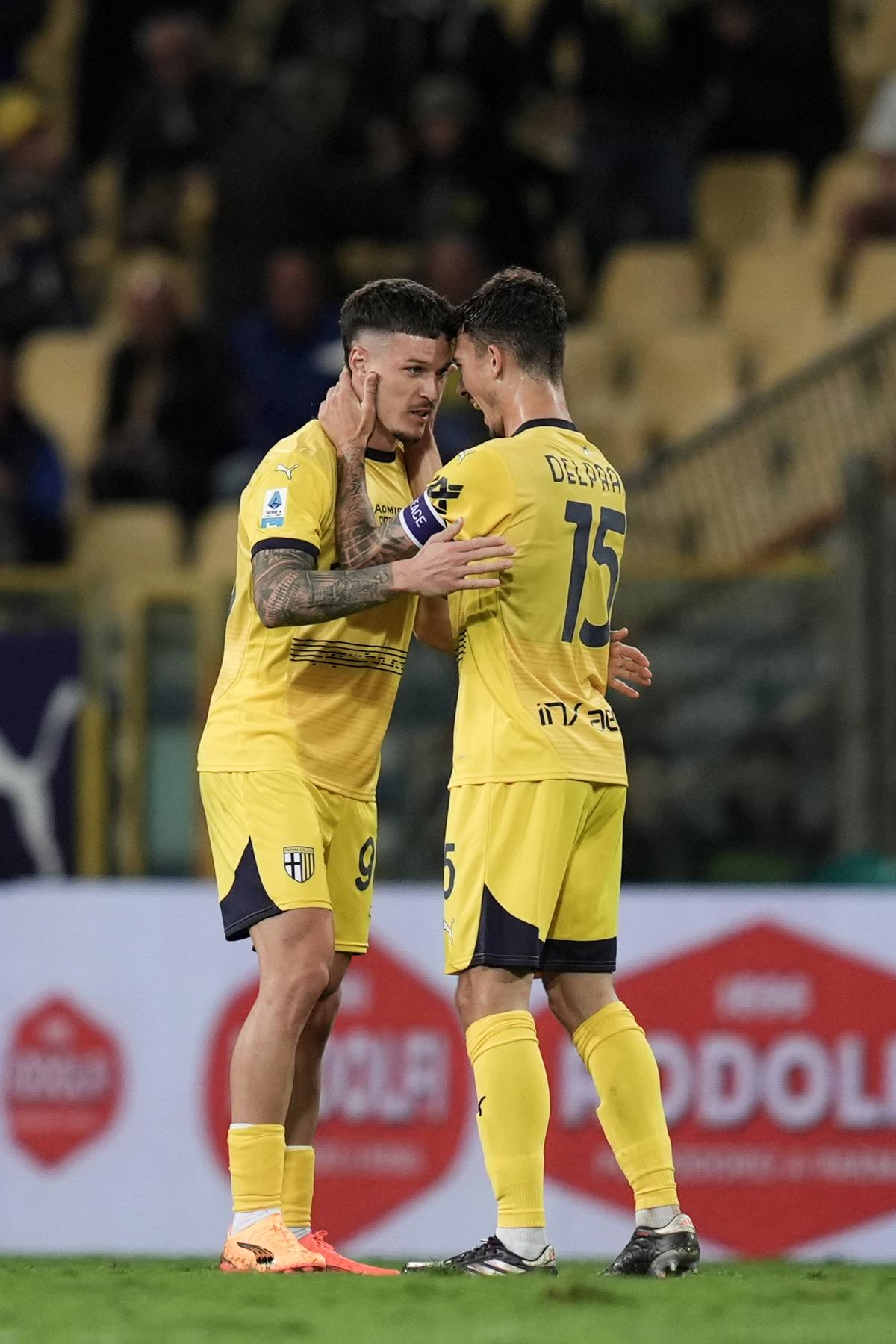 Nebunie totală în Parma - Cagliari, duelul românilor din Serie A! 5 goluri într-un meci în care Man și Marin au marcat