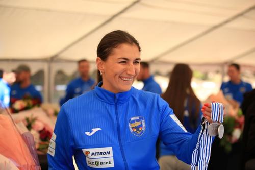 Ancuța Bodnar - sosire canotori de la CM 2025 Foto: Mihai Solovăstru
