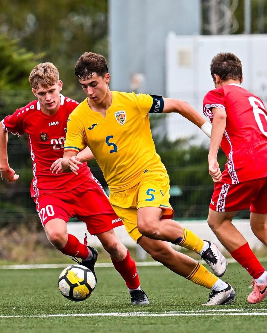 Eduardo Corlat, 17 ani, fundaș central, e căpitanul României. Născut la Madrid, joacă la Real din 2020 Selecționerul care a calificat România la Campionatul Mondial: „Avem un jucător pe care scrie Real Madrid”