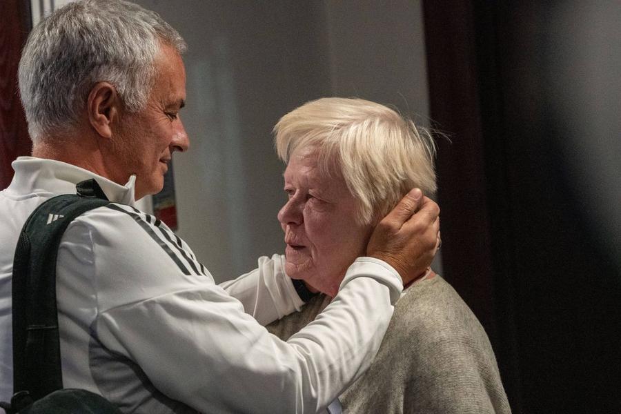 Jose Mourinho / Foto: Imago Cine este femeia pe care Jose Mourinho a îmbrațisat-o îndelung la revenirea pe Stamford Bridge