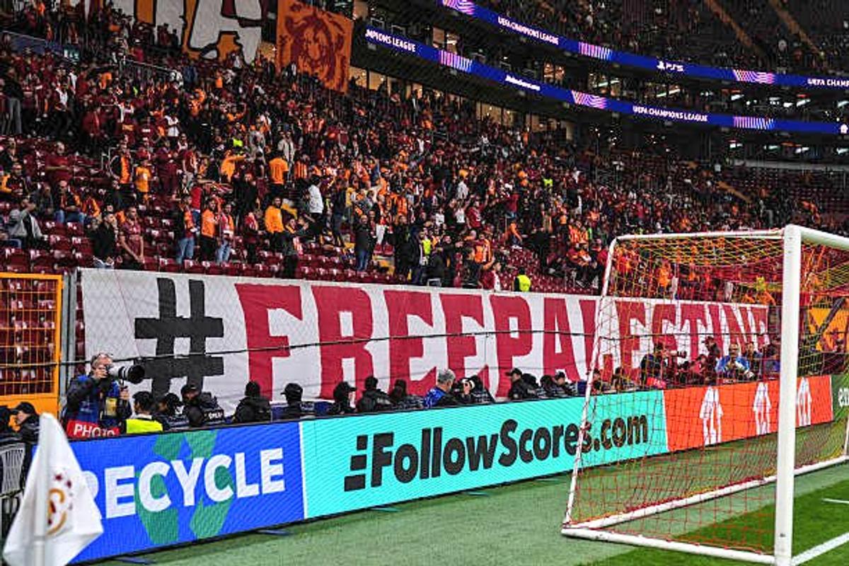 Bannere pro-Palestina la Galatasaray - Liverpool