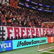 Bannere pro-Palestina la Galatasaray - Liverpool / Foto: Twitter