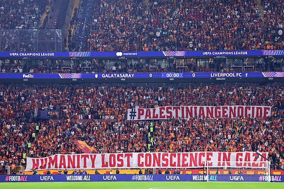 Bannere pro-Palestina la Galatasaray - Liverpool