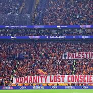 Bannere pro-Palestina la Galatasaray - Liverpool / Foto: Twitter