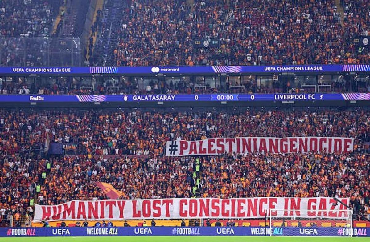 Bannere pro-Palestina la Galatasaray - Liverpool