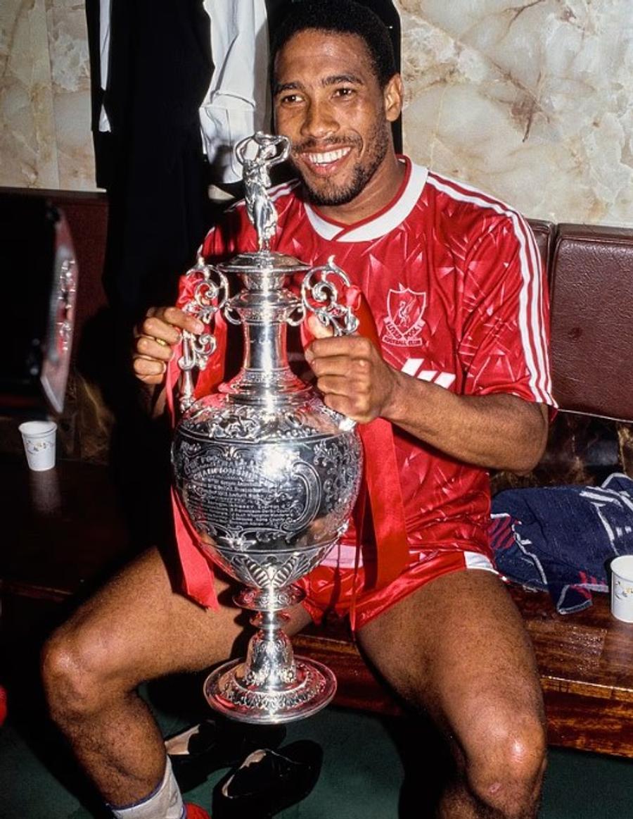 John Barnes a câștigat 2 titluri, 2 Cupe, o Cupă a Ligii și 3 Supercupe ale Angliei cu Liverpool Fostul mare internațional englez a intrat în FALIMENT! » Ce sume a ajuns să datoreze legenda lui Liverpool