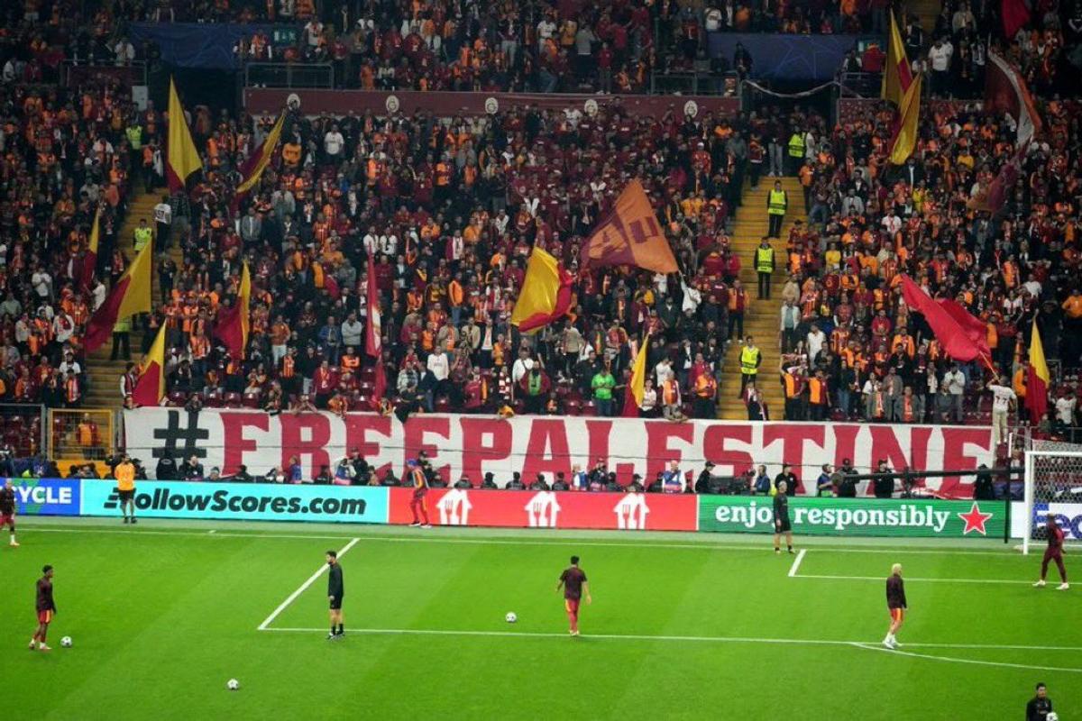 Bannere pro-Palestina la meciul lui Liverpool din Liga Campionilor: „Lăsați bebelușii să trăiască”