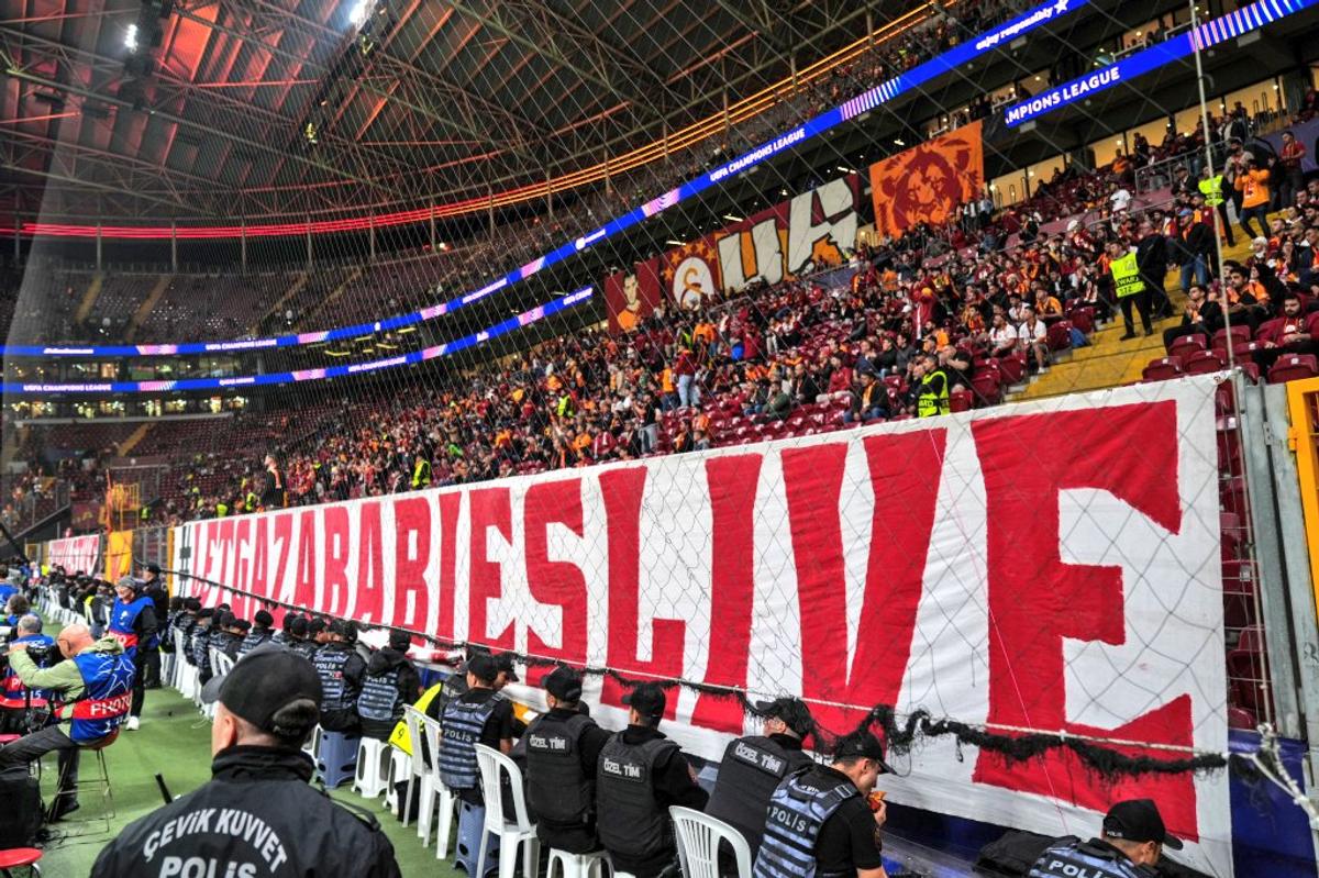 Bannere pro-Palestina la Galatasaray - Liverpool