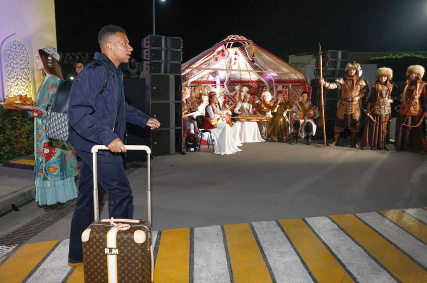 Kylian Mbappe, întâmpinat cu gogoși și muzică în Almaty/ foto: X @Real Madrid