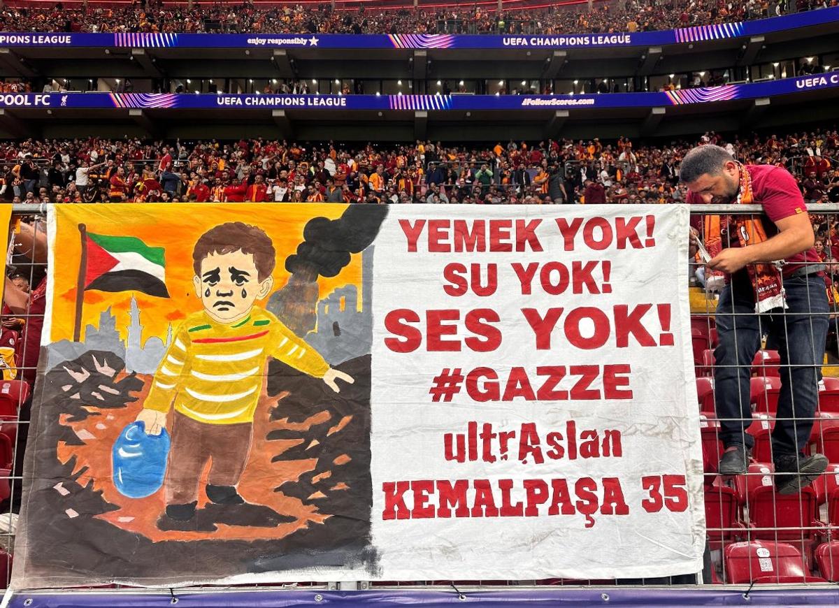 Bannere pro-Palestina la meciul lui Liverpool din Liga Campionilor: „Lăsați bebelușii să trăiască”