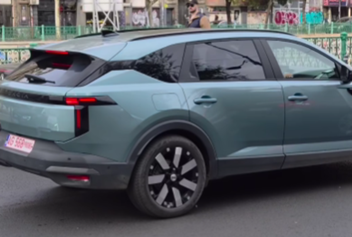 Noua Dacia a fost surprinsă pe străzile din București! Ultimele imagini cu modelul