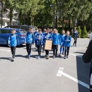 Dragoș Firtulescu, alături de copii de la acedemia sa