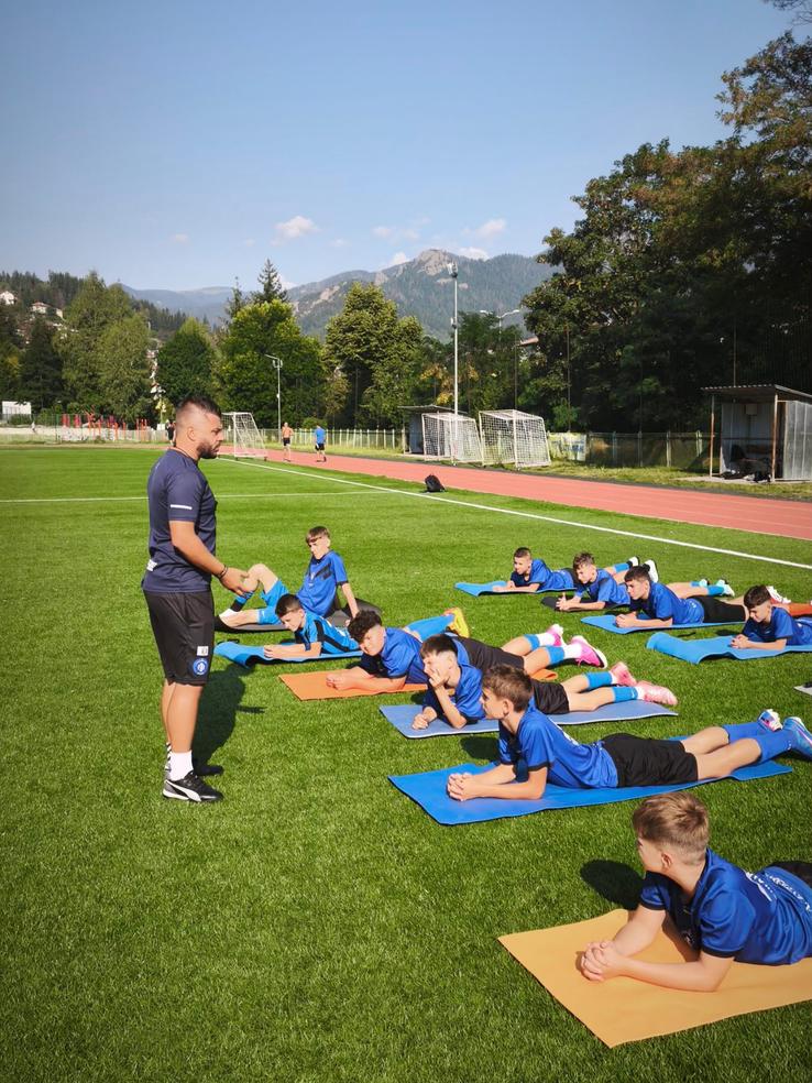 Dragoș Firtulescu, alături de copii de la acedemia sa