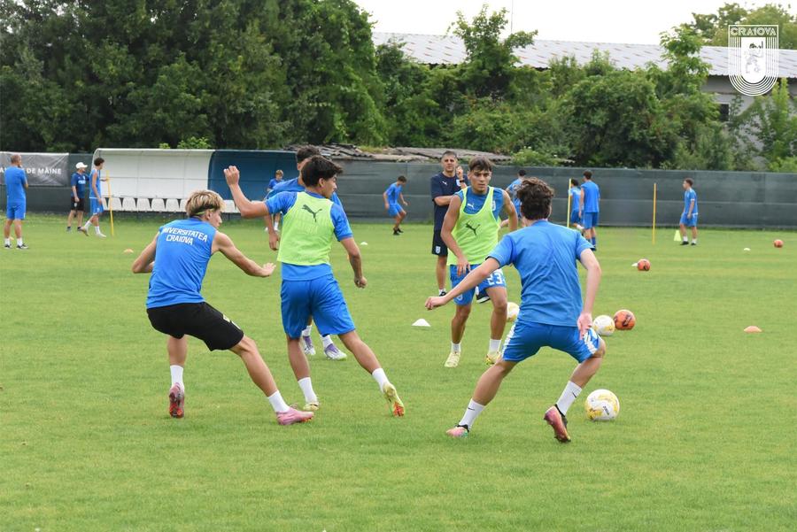 La un antrenament, puștii de la grupa U17 a Universității Craiova au asistat inclusiv la o răfuială între antrenorii Alejandro Robles și Adrian Lică. Foto: facebook.com/profile.php?id Haos total la Craiova: antrenorii de la Academie s-au luat la bătaie în fața jucătorilor! + ”Nu e prima agresiune! Interlopii sunt chiar în club!”