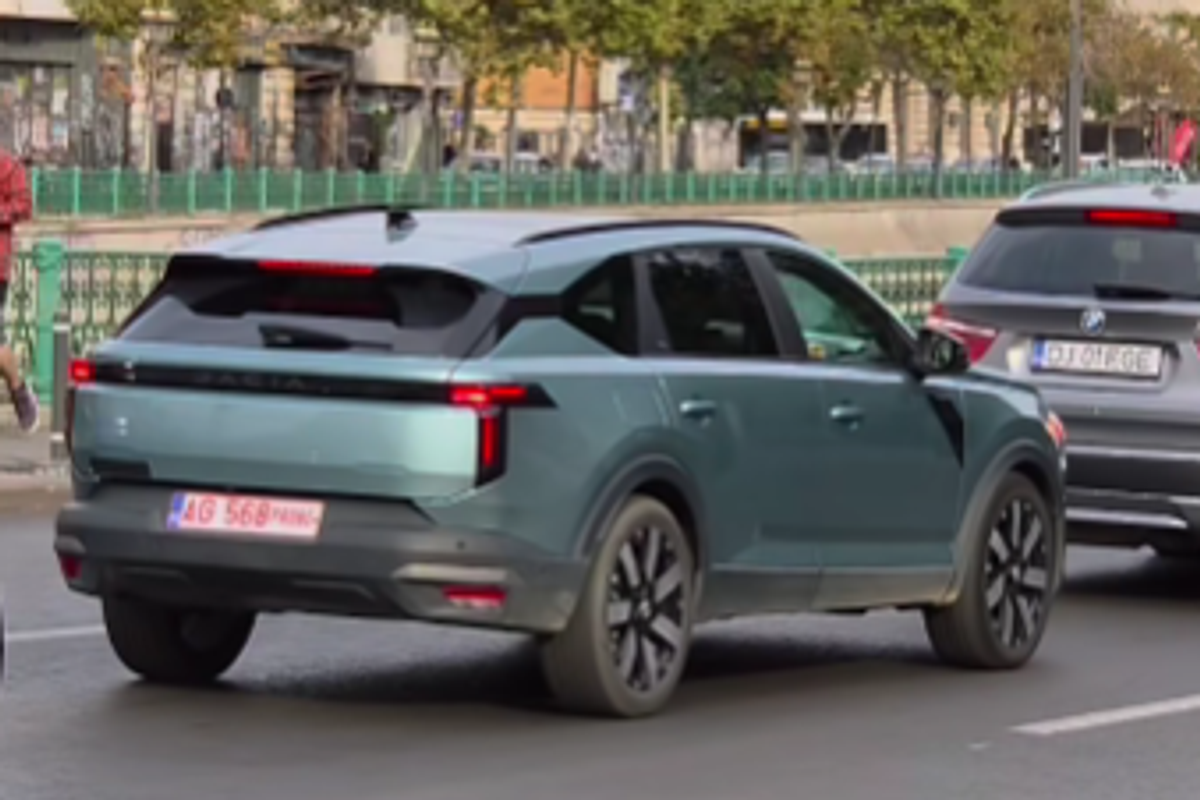 Noua Dacia a fost surprinsă pe străzile din București! Ultimele imagini cu modelul