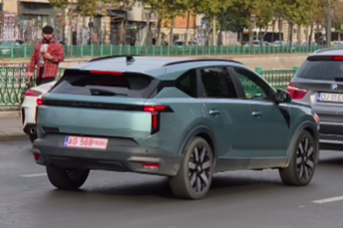 Noua Dacia a fost surprinsă pe străzile din București! Ultimele imagini cu modelul