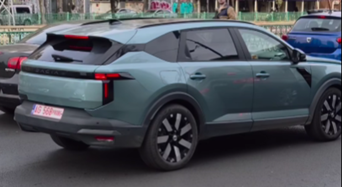Noua Dacia a fost surprinsă pe străzile din București! Ultimele imagini cu modelul