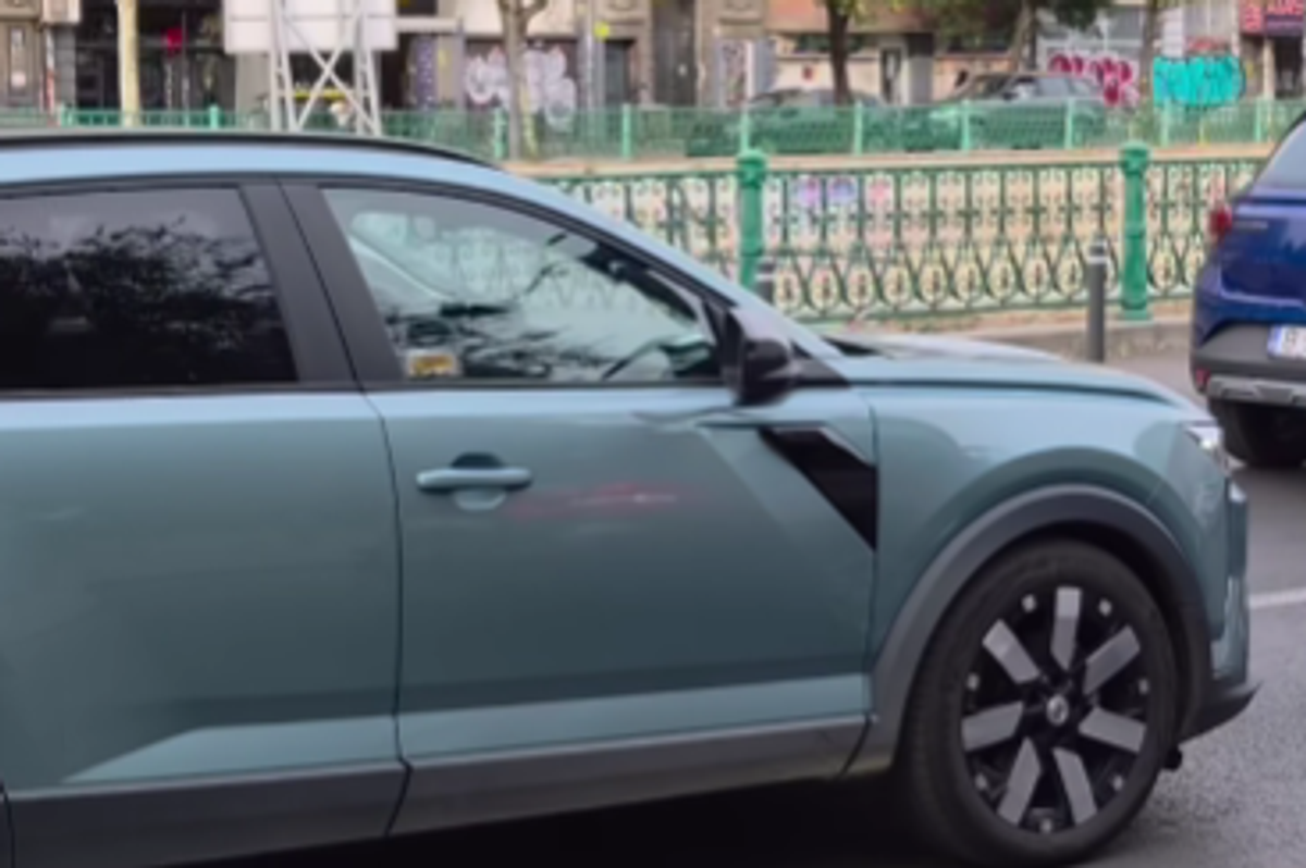Noua Dacia a fost surprinsă pe străzile din București! Ultimele imagini cu modelul