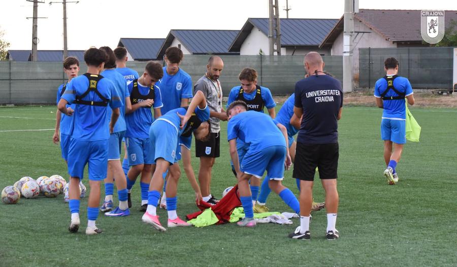 Alejandro Robles a decis să se despartă de grupa U17 după răfuiala cu „secundul” Adrian Lică. Foto: facebook.com/profile.php?id Haos total la Craiova: antrenorii de la Academie s-au luat la bătaie în fața jucătorilor! + ”Nu e prima agresiune! Interlopii sunt chiar în club!”