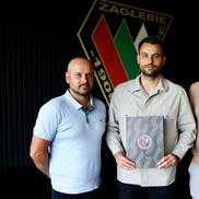 Kamil Bilinski (în centru) se pregătește pentru cariera de tehnician. În prezent, e antrenor-jucător la Zaglebie Sosnowiec II / Sursă foto: pilka.zaglebie.eu