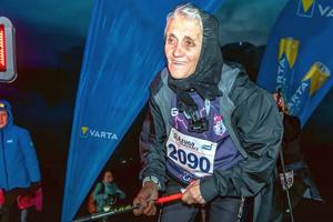 Mamaie Eugenia se dă cu tiroliana » La 85 de ani, femeia cu 12 strănepoți ia startul la competiția Azuga Trail Race